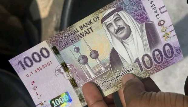 الدينار الكويتي يواصل الهيمنة على سوق العملات العربية.. آخر تحديثات الأسعار