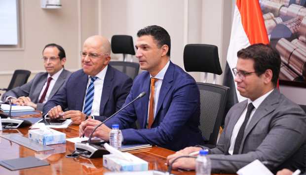 وزير الصناعة يلتقي وزير العمل لتعزيز الاستثمار وتحسين الإنتاج المحلي