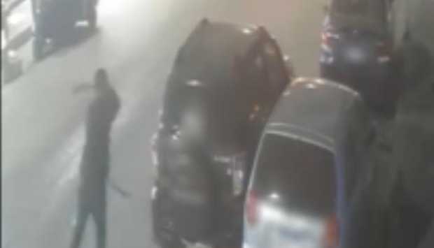 الأمن الإسكندري يضبط سائقاً حطم سيارة بسلاح أبيض بسبب خلافات جيرة