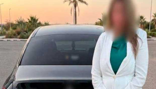 ضبط سيدة سمحت لأطفالها بالجلوس أعلى سيارة أثناء القيادة في التجمع الأول