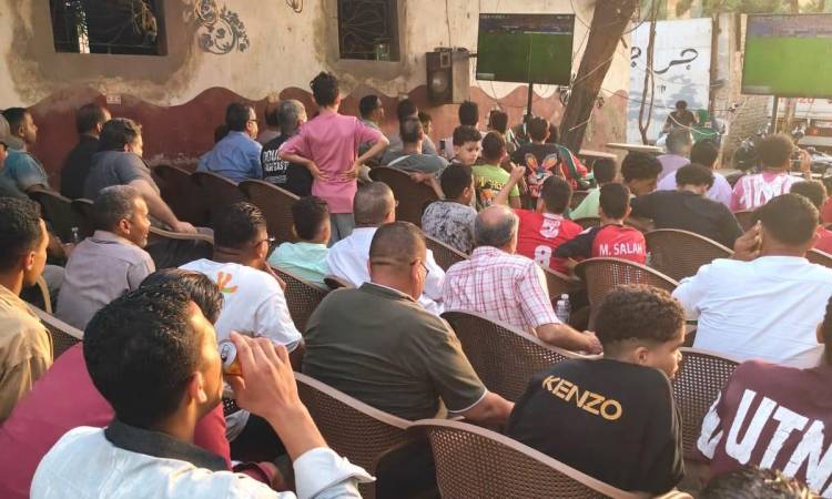 أجواء حماسية في أحد مقاهي المريوطية لمتابعة <a href=