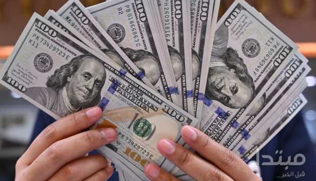 الدولار يرتفع لأعلى مستوى له خلال أسبوع، في حين تواصل العملات المشفرة انخفاضها