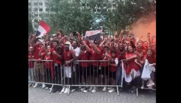 جماهير غفيرة تستقبل أبطال منتخب مصر أمام فندق الإقامة بعد الخروج من كأس العالم 2026