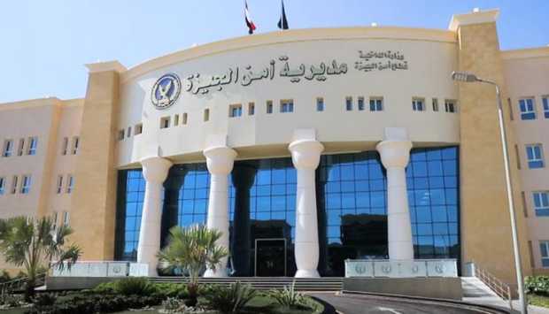 الأجهزة الأمنية تضبط صاحب مقهى في أكتوبر لافتراشه الرصيف وإعاقة حركة المارة