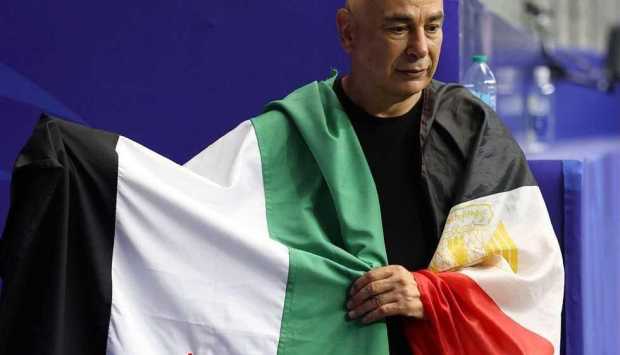 فيفا ينفي فرض عقوبة على حسام حسن بعد رفع علم فلسطين خلال احتفالات التأهل
