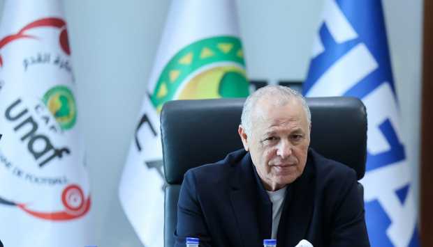 نائب رئيس أتلانتا يونايتد يهدي هاني أبو ريدة درع النادي قبل مواجهة الأرجنتين