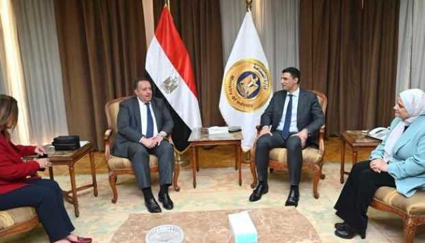 وزير الصناعة يشدد على أهمية الاستفادة من الخبرات الهندسية لتدريب كوادر الوزارة