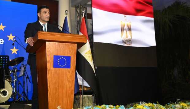 وزير الصناعة يناقش مع مرسيدس خطط التوسع في السوق المصري والتصدير إلى الأسواق المجاورة