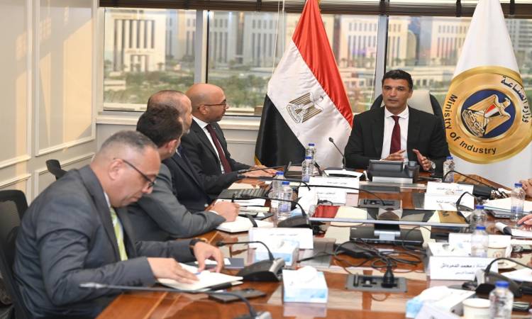 وزير الصناعة خلال اللقاء