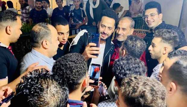 عصام السقا يزور مسقط رأسه بالمنيا وسط استقبال حافل من الجمهور