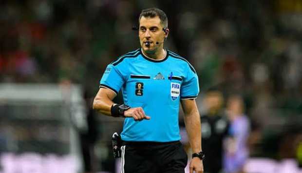 جوستافو تيخيرا: حكم مباراة مصر وأستراليا ووسيط التأمين المحترف