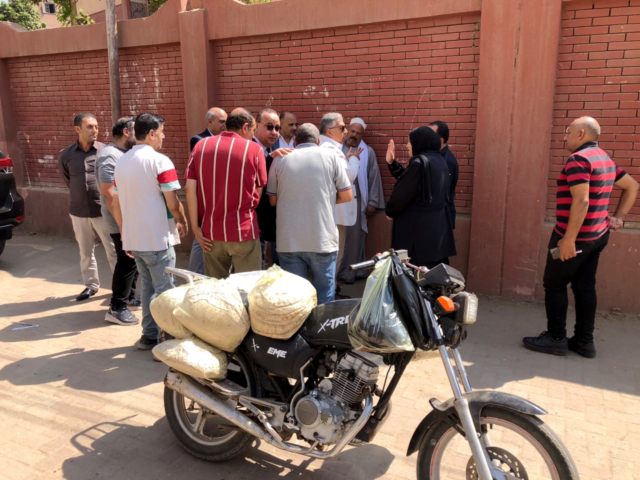 محافظ الدقهلية يستوقف موتوسيكلًا محملًا بـ400 رغيف خبز مدعم في أجا ويأمر بالمصادرة