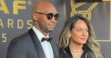 شيكابالا يتألق مع زوجته على السجادة الحمراء في حفل جوائز كاف