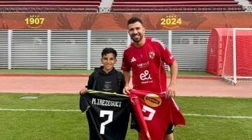 1764000570 تريزيجيه يستقبل الطفل أنس في ملعب التتش ويهديه قميصه تقديرًا