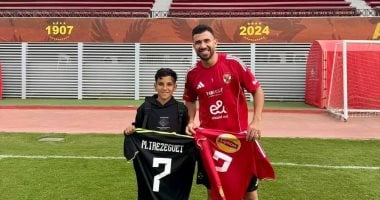 تريزيجيه يستقبل الطفل أنس في ملعب التتش ويهديه قميصه تقديرًا لمحبته للكرة