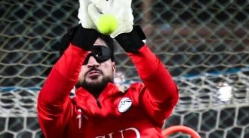 1764127440 الحضري يتألق في تدريبات حراس منتخب مصر الثانى بالنظارات السوداء
