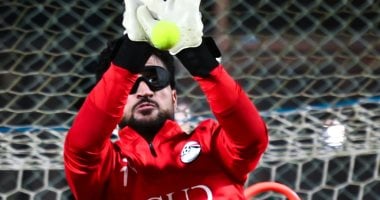 الحضري يتألق في تدريبات حراس منتخب مصر الثانى بالنظارات السوداء