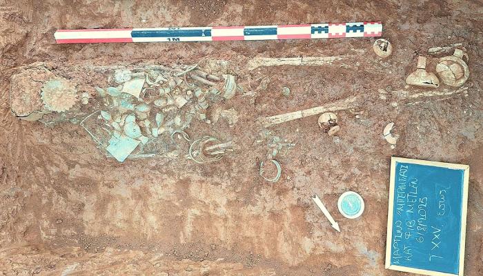 اكتشاف قبر سيدة بتاج مقلوب.. طقوس دفن غريبة في اليونان