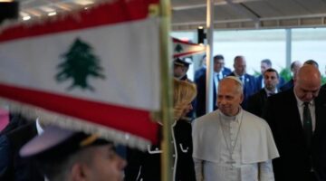 البابا ليو يبدأ زيارة تاريخية للبنان وسط أزمات متتالية مع