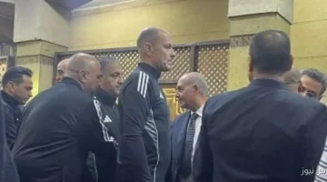 توروب مدرب الأهلي يقدم واجب العزاء في نجم الزمالك الراحل