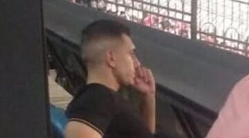 جراديشار يظهر دعمه للأهلي من المدرجات أمام شبيبة القبائل رغم