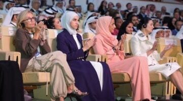 زوجة أحمد الشرع تبرز بإطلالة مميزة خلال القمة الرسمية في