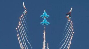 سقوط مقاتلة خلال عرض جوي في معرض دبي للطيران ويثير