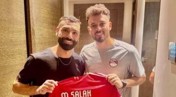 صلاح محسن يتشارك صورة مع محمد صلاح من معسكر المنتخب