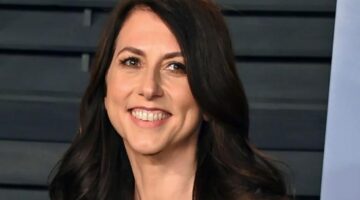 ماكنزي سكوت من اقتراض 1000 دولار لدعم رواد الإقراض الطلابي