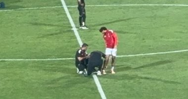 محمد هاني يتعرض لإصابة قبل مواجهة شبيبة القبائل وطبيب الأهلي يتدخل لإنقاذه