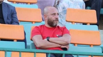 وائل رياض يتابع مباراة السكة الحديد والمصرية للاتصالات في دوري