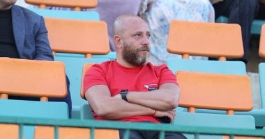 وائل رياض يتابع مباراة السكة الحديد والمصرية للاتصالات في دوري المحترفين 2007