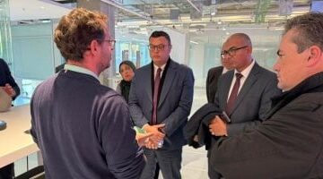 وزير الإسكان يعلن عن تعزيز التعاون مع أكسيونا الإسبانية في