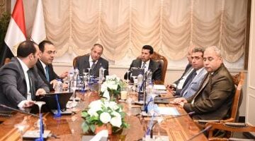 وزير الرياضة يعلن عن تطوير استاد المصرى خلال لقائه مع