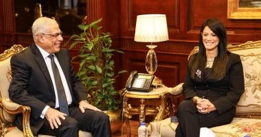 وزيرة التخطيط والنائب العام يعلنان تسليم 17 مركز تكنولوجي متنقل للنيابة العامة