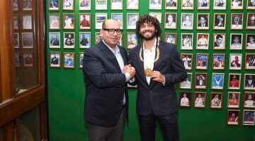 ياسر إدريس يختار النني سفيرًا للجنة الأولمبية ويهديه القلادة الذهبية