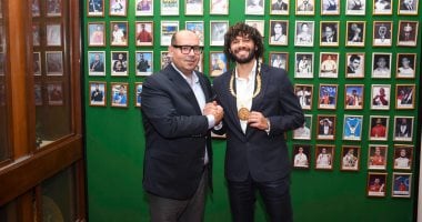 ياسر إدريس يختار النني سفيرًا للجنة الأولمبية ويهديه القلادة الذهبية