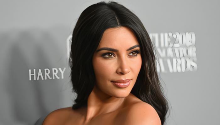 غضب واسع بين الناس بعد رحلة كيم كارداشيان اللي استمرت 12 دقيقة في طيارتها