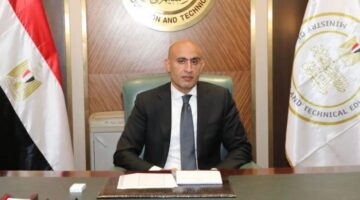 فصل معلم مصري بعد تقبيل طالب بطريقة غير مناسبة