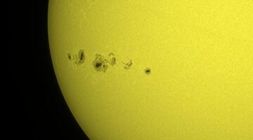 مركز الفلك الدولي يسجل بقع شمسية حجمها عشرة أضعاف الأرض