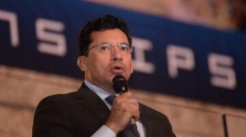 وزير الرياضة يكشف عن تهنئة الرئيس لأبطال الكاراتيه والسلاح ويؤكد