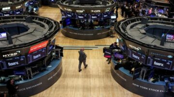 وول ستريت بتنزل مع انهيار بيتكوين وارتفاع عوائد السندات اللي