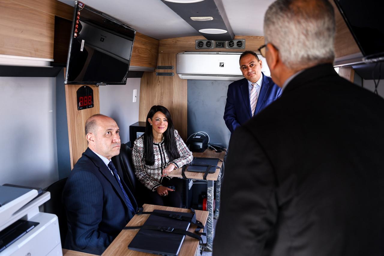 جانب من التوقيع