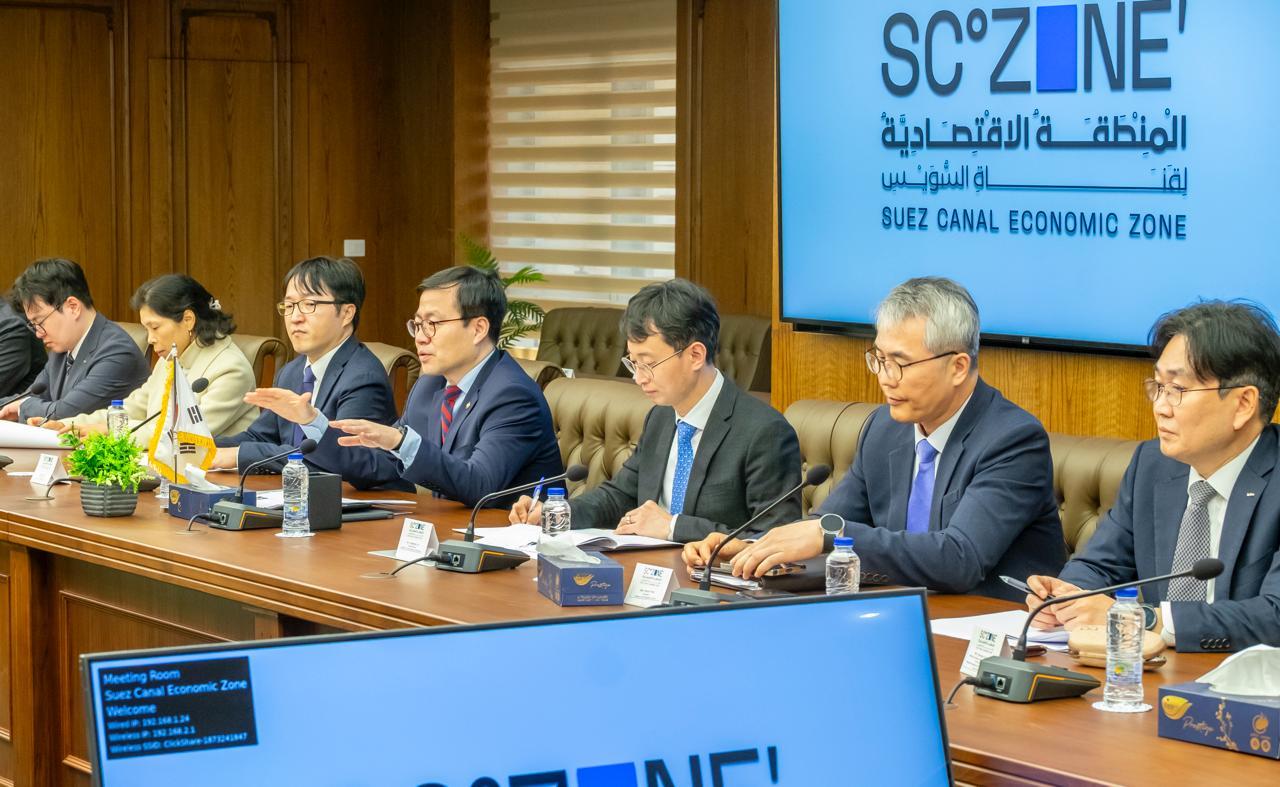 رئيس المنطقة الاقتصادية لقناة السويس ووزير الصناعة الكوري الجنوبي