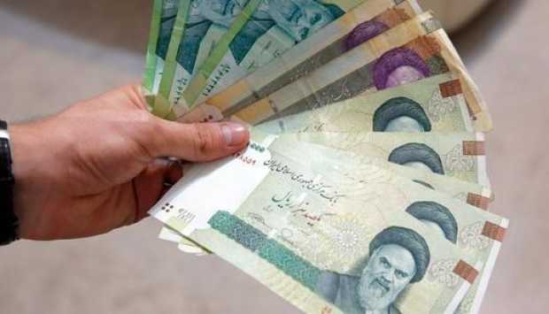 انهيار الريال الإيراني يزيد معاناة المواطنين في ظل التضخم والأزمة النقدية