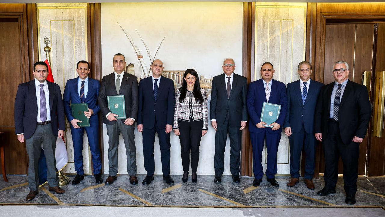 جانب من التوقيع