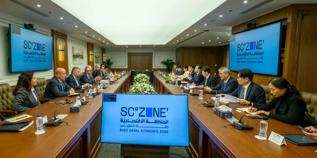 رئيس المنطقة الاقتصادية لقناة السويس ووزير الصناعة الكوري الجنوبي